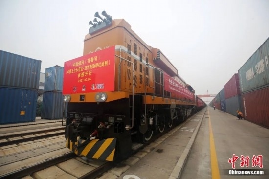 2021年7月5日，中國—上海合作組織地方經(jīng)貿(mào)合作示范區(qū)（簡稱“上合示范區(qū)”）前往塔吉克斯坦首都杜尚別的首班中歐班列（齊魯號）“上合快線”發(fā)出，從上合示范區(qū)青島多式聯(lián)運中心啟程，為中國及日本、韓國等周邊國家和地區(qū)與塔吉克斯坦經(jīng)貿(mào)往來提供了全新的物流解決方案。胡耀杰 攝