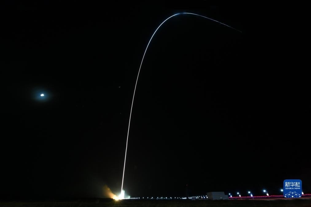 9月7日02時(shí)14分，我國在酒泉衛(wèi)星發(fā)射中心使用長征四號(hào)丙運(yùn)載火箭，成功將遙感三十三號(hào)03星發(fā)射升空，衛(wèi)星順利進(jìn)入預(yù)定軌道，發(fā)射任務(wù)獲得圓滿成功。新華社發(fā)（汪江波 攝）