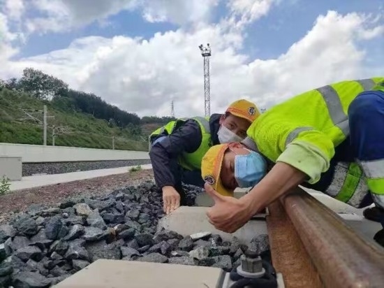 佟郎（左）正在檢修鐵路。受訪者供圖