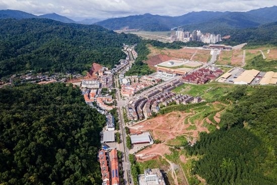 磨憨口岸俯瞰，右前方高層白色建筑群為老撾境內。人民網記者 符皓攝