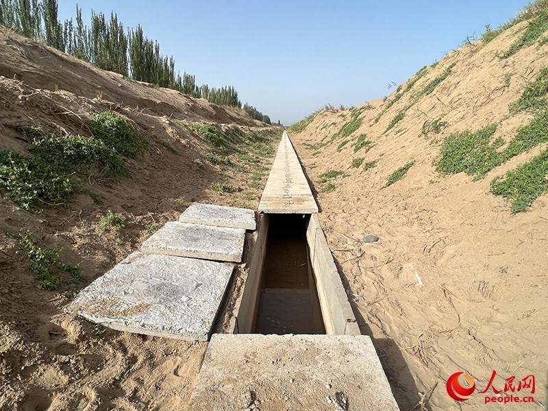 打開蓋板，可見水在寬一米、深一米的渠道內(nèi)暢通流過。人民網(wǎng)記者 常雪梅攝