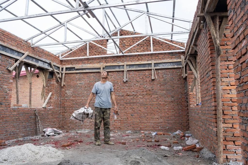 近日，在黑龍江省尚志市老街基鄉(xiāng)基豐村，村民劉環(huán)茂查看新建的房屋。新華社記者 謝劍飛 攝