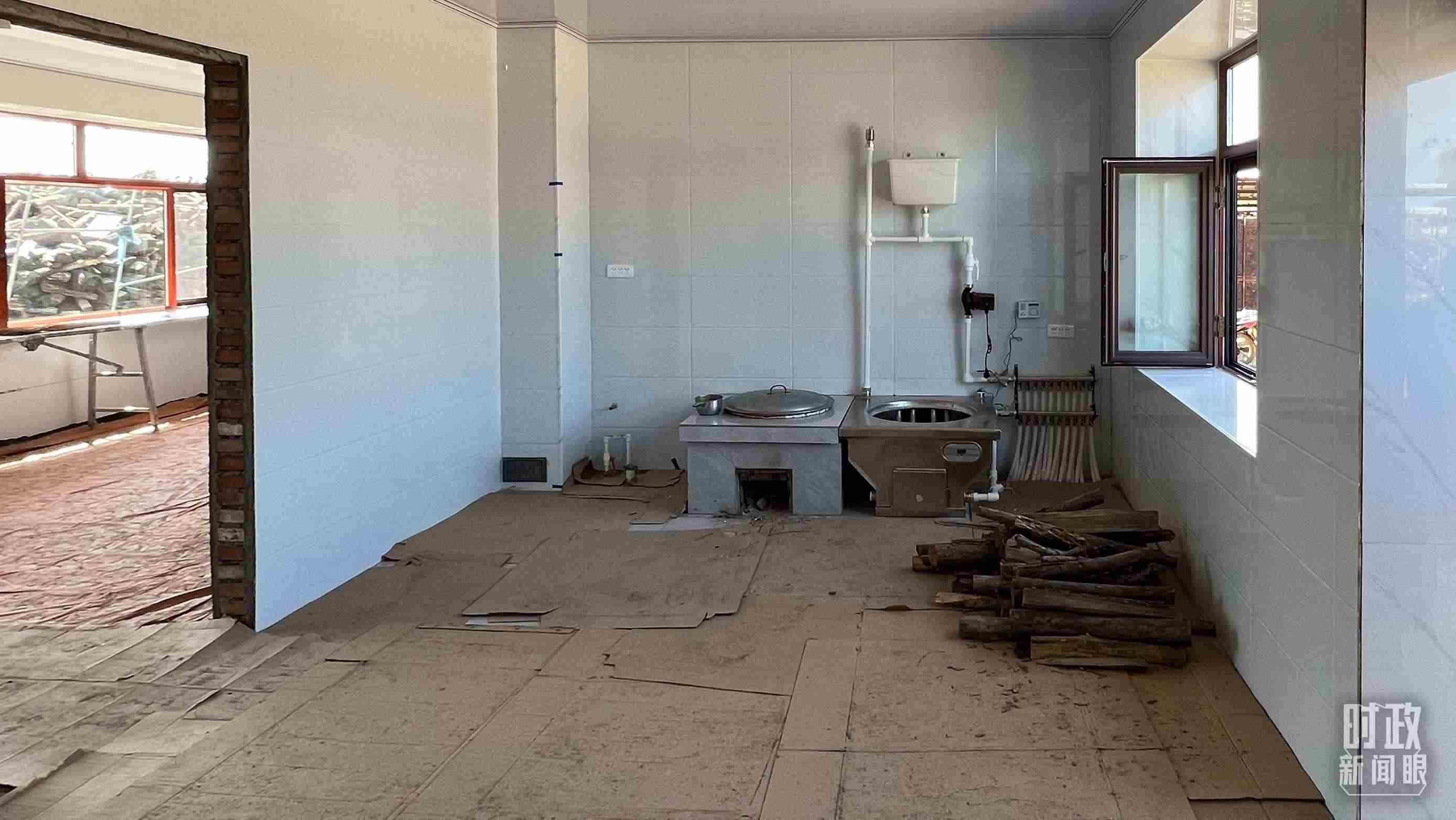 △龍王廟村內(nèi)，受災(zāi)房屋內(nèi)部正在進(jìn)行翻修。（總臺央視記者邢彬拍攝）