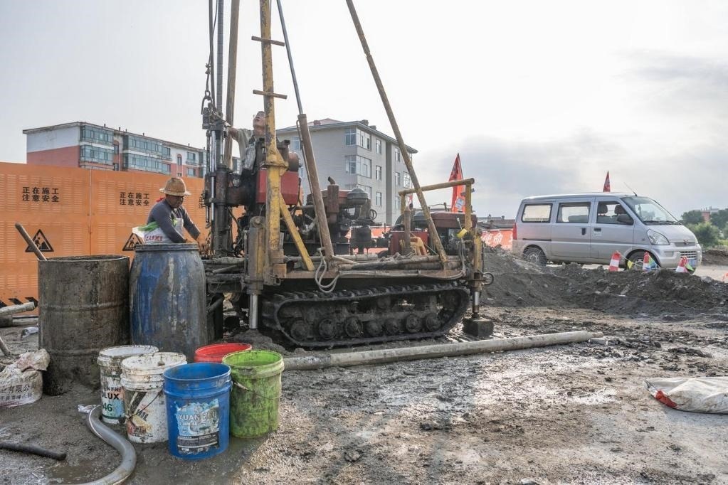 近日，在黑龍江省尚志市老街基鄉(xiāng)，施工人員正在作業(yè)。新華社記者 謝劍飛 攝