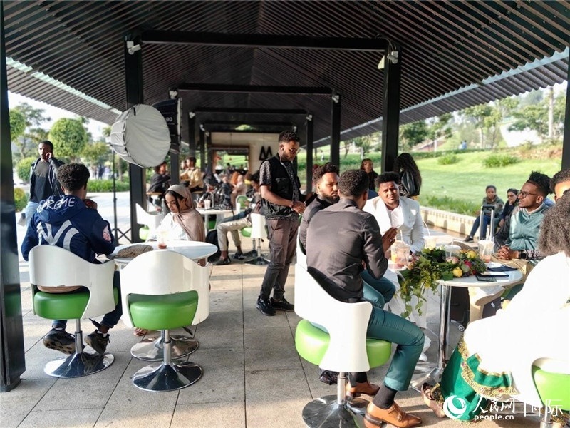 友誼廣場的果汁店一座難求。人民網(wǎng)記者 陳星星攝