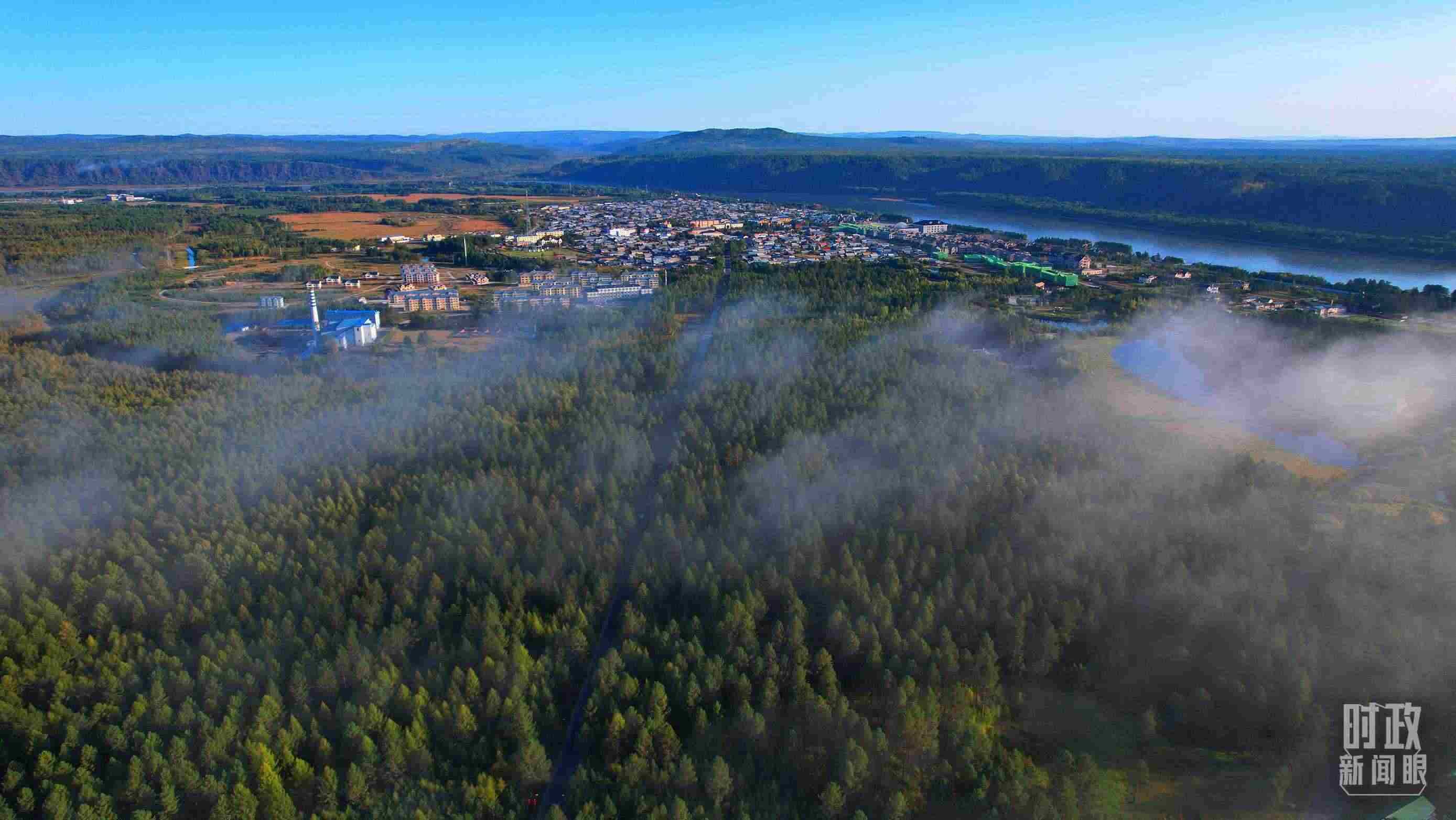 △薄霧籠罩的漠河林場(chǎng)。（總臺(tái)央視記者范凱拍攝）