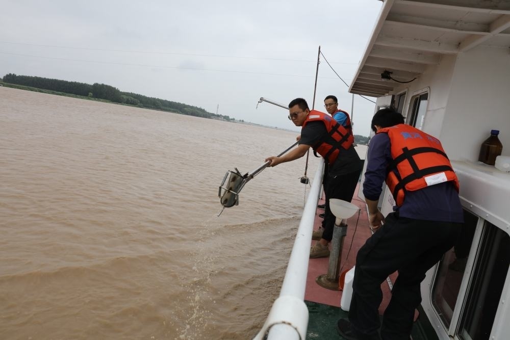 2023年6月29日，調(diào)水調(diào)沙期間，黃河下游利津水文站工作人員在進(jìn)行取沙作業(yè)。新華社記者 劉詩(shī)平 攝