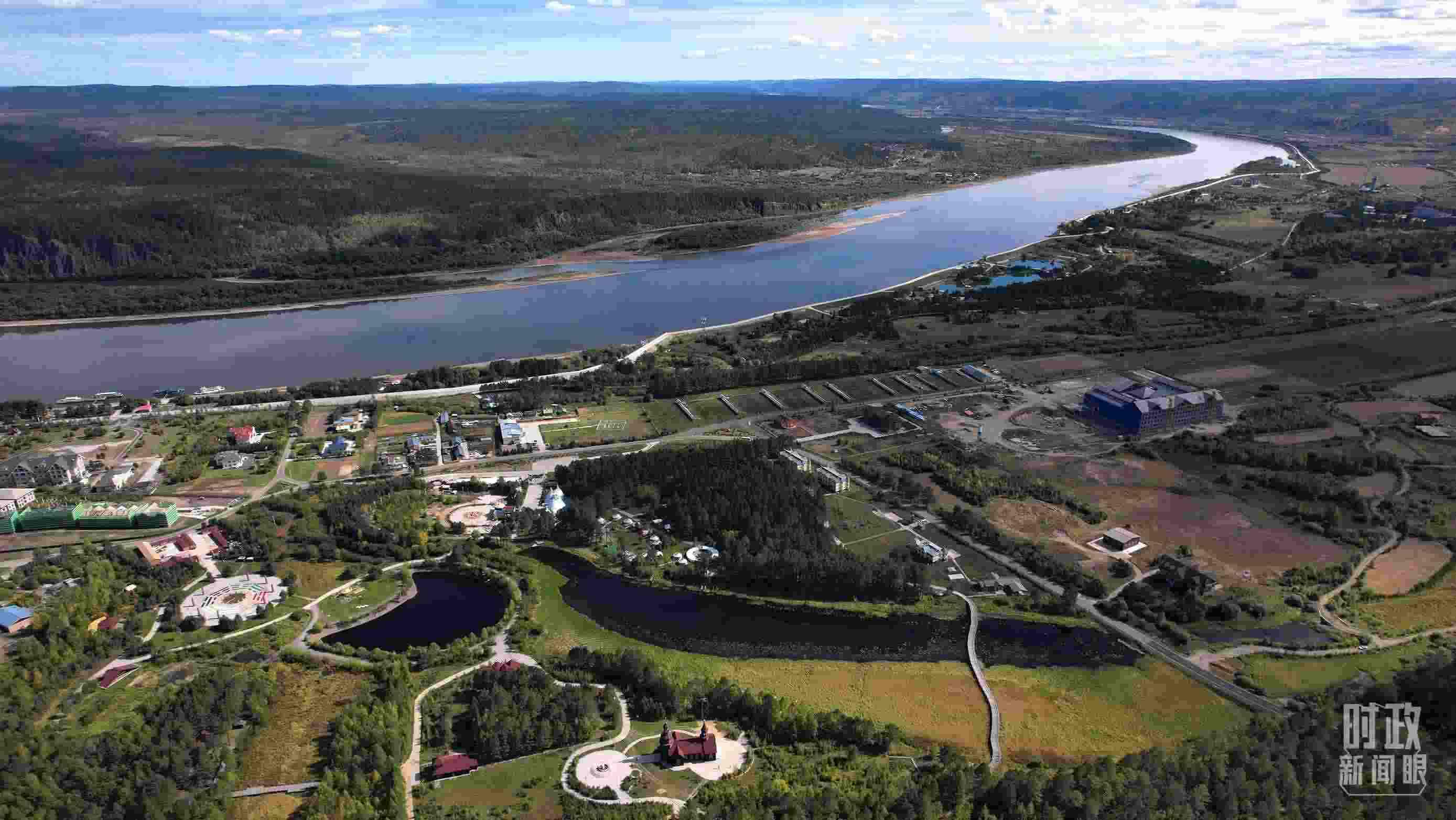 △北極村北邊是中俄界江黑龍江。（總臺(tái)國廣記者李晉拍攝）