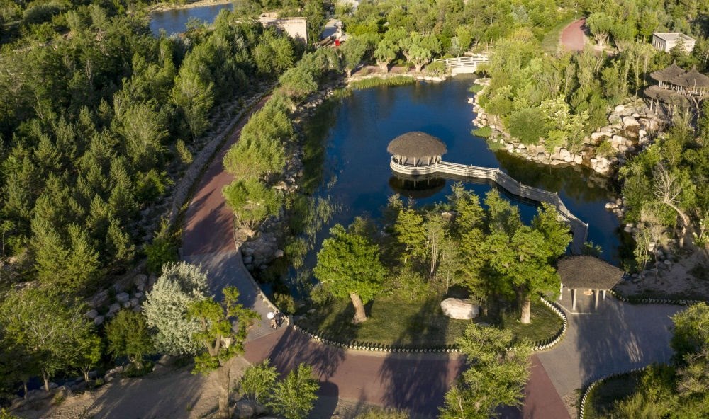 坐落在寧夏銀川市賀蘭山腳下的賀蘭山運(yùn)動(dòng)休閑公園（2021年5月27日攝，無(wú)人機(jī)照片）。這里曾是一片砂石采礦塌陷區(qū)，當(dāng)?shù)赝ㄟ^(guò)植被景觀再造、水系建設(shè)、現(xiàn)代管網(wǎng)鋪建等手段，重新利用廢石、廢坑及各類(lèi)廢棄建筑材料，把這里變成一座免費(fèi)開(kāi)放的主題公園。新華社記者 馮開(kāi)華 攝