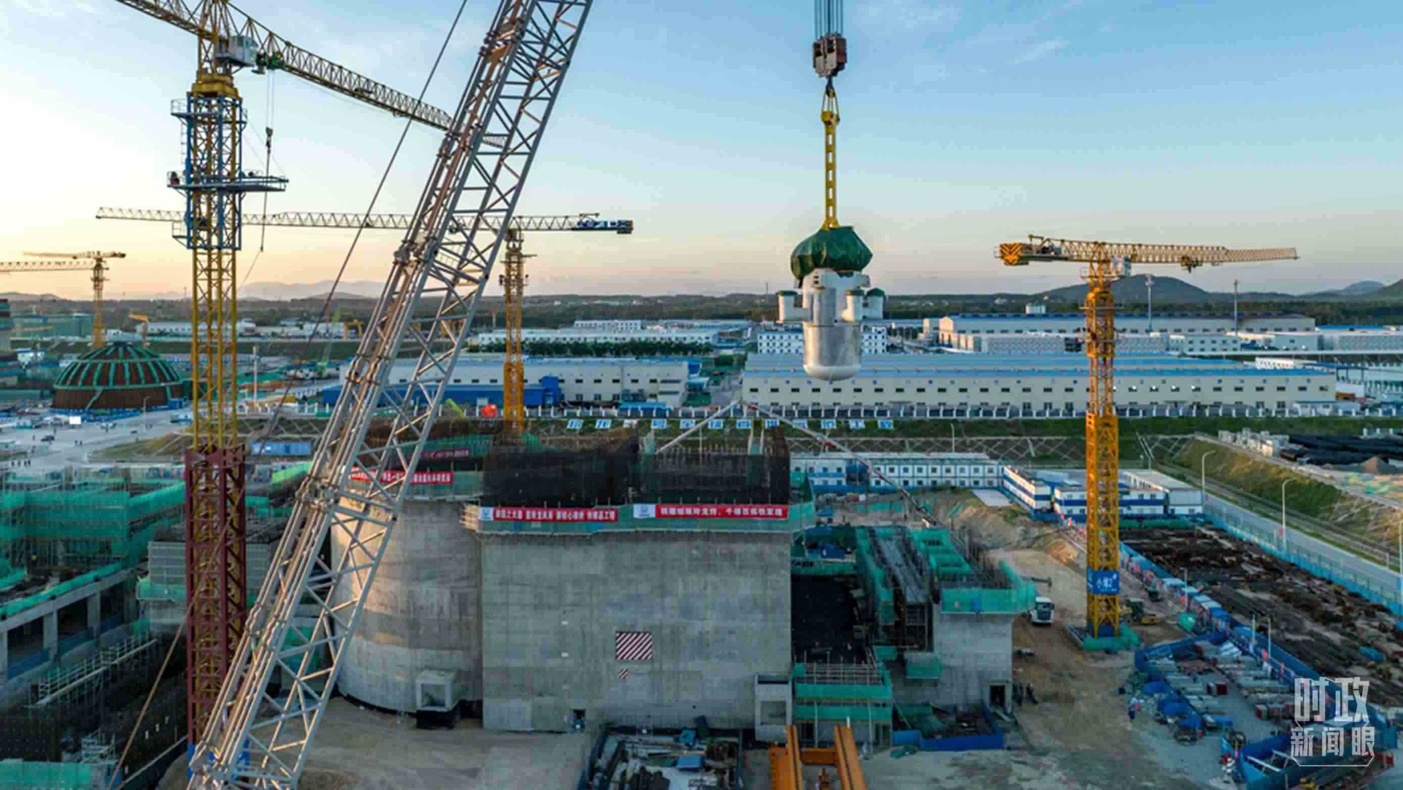 △8月10日，由中國第一重型機(jī)械股份公司承制的玲龍一號(hào)反應(yīng)堆核心模塊“玲龍之心”成功吊裝。（圖/國務(wù)院國資委網(wǎng)站）