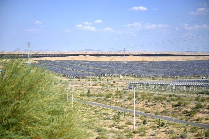 這是2023年8月24日拍攝的內(nèi)蒙古鄂爾多斯市達(dá)拉特光伏基地。新華社記者 賀書(shū)琛 攝
