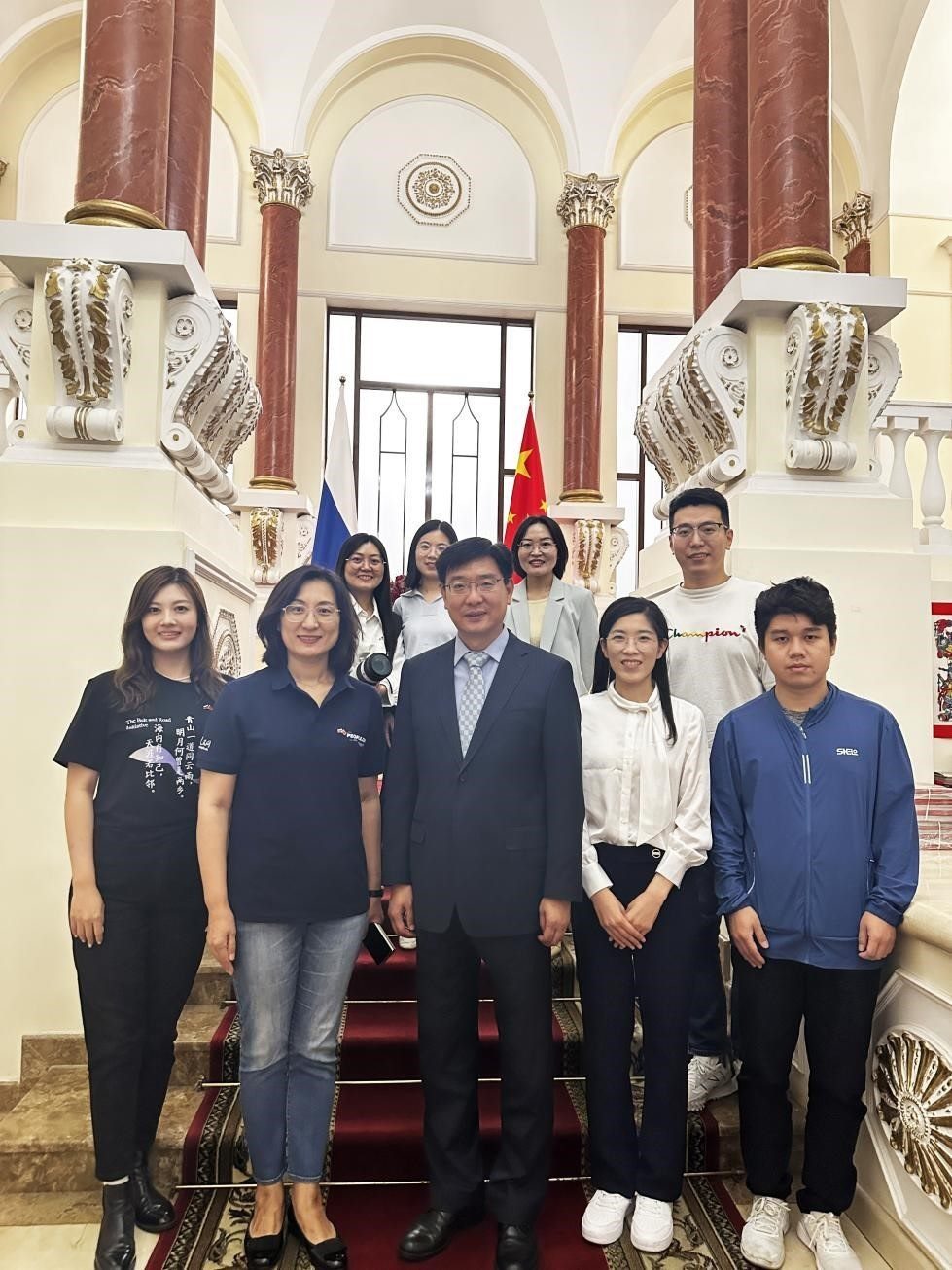 中國駐俄羅斯大使館公使銜文化參贊、莫斯科中國文化中心主任封立濤（前排中）與人民網(wǎng)記者合影。