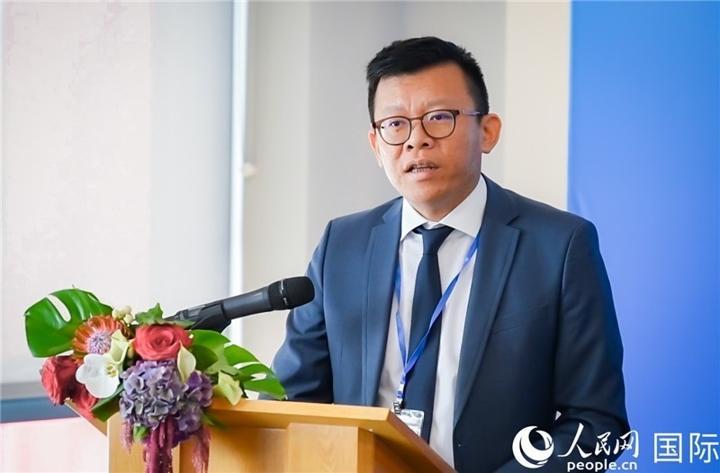 圖為中遠(yuǎn)海運(歐洲)公司副總裁李震宇致辭。人民網(wǎng) 郭錦標(biāo)攝