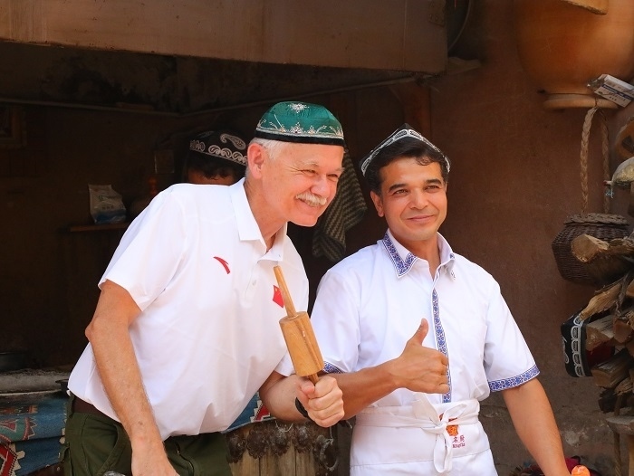 潘維廉和維吾爾族創(chuàng)業(yè)青年合影。主辦方供圖