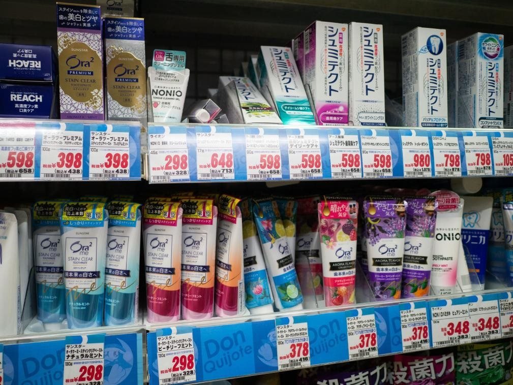 這是8月16日在日本東京新宿一商場拍攝的貨架。新華社記者張笑宇攝