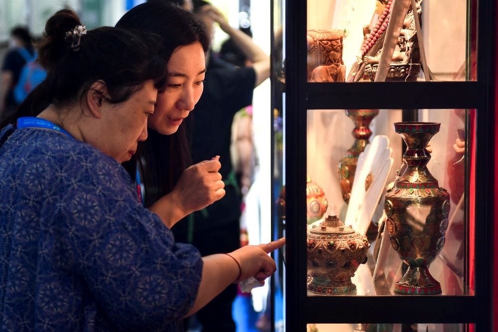 △2023年8月24日，參觀者在第十四屆中國—東北亞博覽會現(xiàn)場選購尼泊爾特色商品。