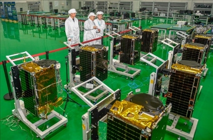 △2022年10月17日，位于吉林長春的長光衛(wèi)星技術(shù)股份有限公司科研人員在衛(wèi)星總裝測試大廳進(jìn)行相關(guān)測試工作。