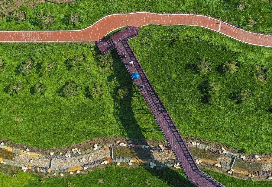 △游人在吉林長春市九臺區(qū)清水村千畝苗木花卉休閑旅游觀光產(chǎn)業(yè)園區(qū)參觀游覽。