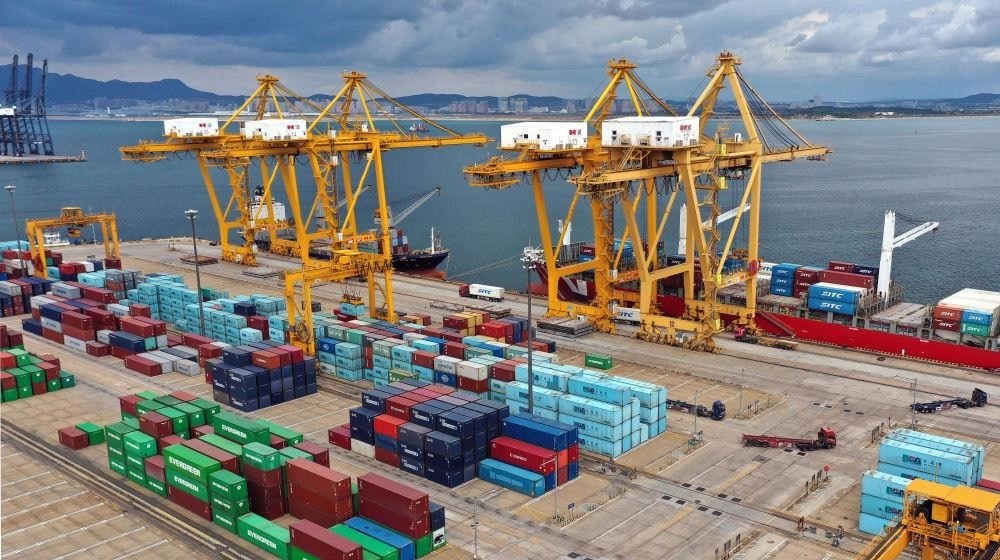 △在遼寧大連市遼寧港口集團(tuán)大連港集裝箱碼頭，貨輪在裝卸集裝箱。