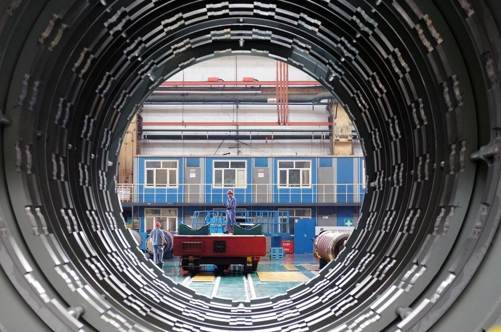 △2023年8月31日，工人在哈電集團(tuán)哈爾濱電機(jī)廠有限責(zé)任公司的水電分廠重型車間作業(yè)。