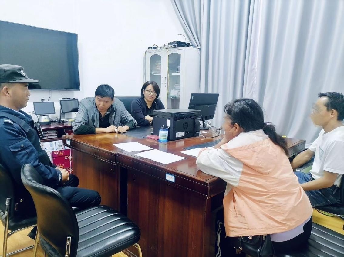 2023年8月4日，和立峰（左二）在調(diào)解一起家庭婚姻糾紛。受訪者供圖