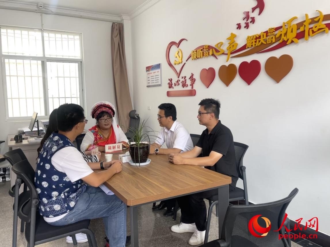 李雪娟（右三）和群眾交流。人民網(wǎng) 周靜圓攝