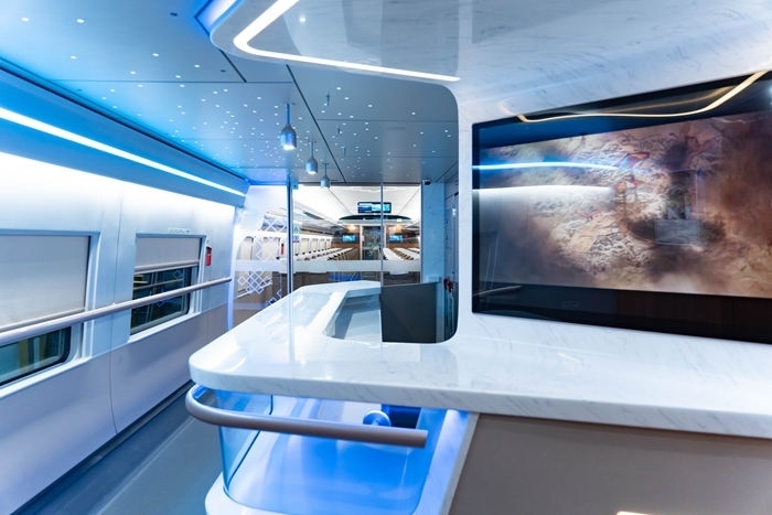 復(fù)興號(hào)亞運(yùn)智能動(dòng)車組列車車廂。上海鐵路局融媒體中心供圖