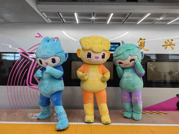 復(fù)興號(hào)亞運(yùn)智能動(dòng)車組列車車廂。上海鐵路局融媒體中心供圖