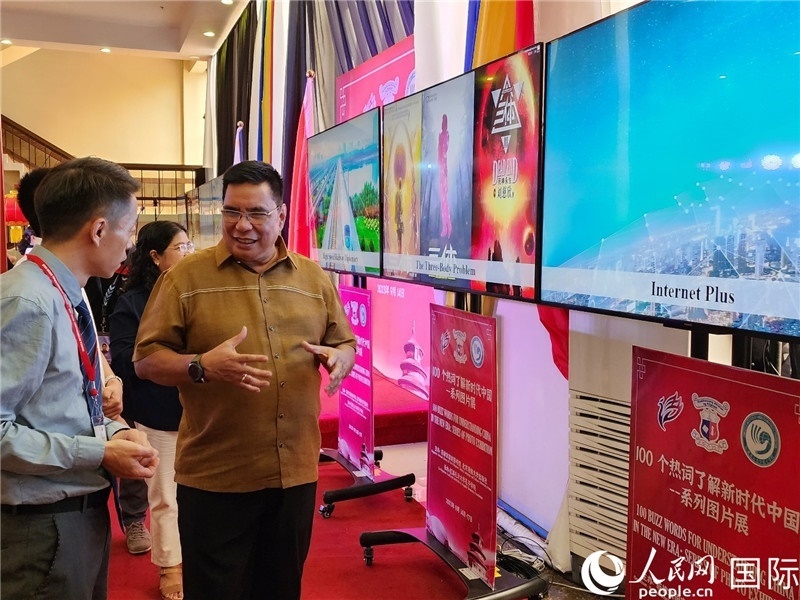 圖為菲律賓國家圖書館館長(zhǎng)阿德里亞諾參觀新時(shí)代中國圖片展。人民網(wǎng)記者樊帆攝