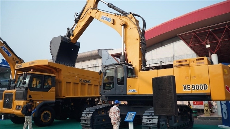 徐工集團(tuán)展出的90噸礦用挖掘機(jī)與80噸自卸車。石偉攝影