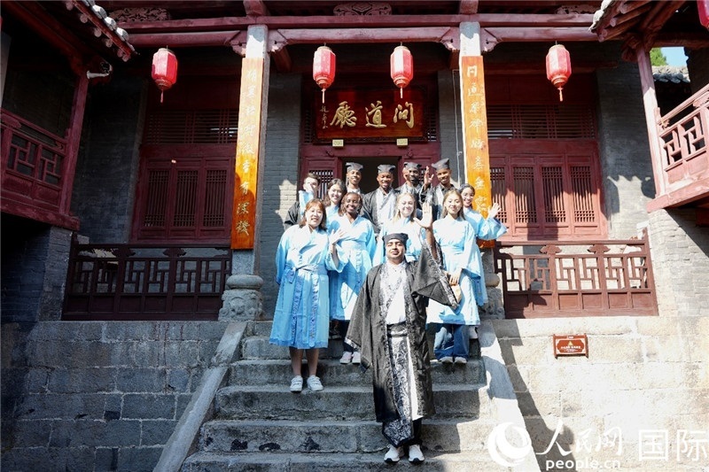 圖為選手們在海會書院內(nèi)合影留念。人民網(wǎng) 盧鵬宇攝