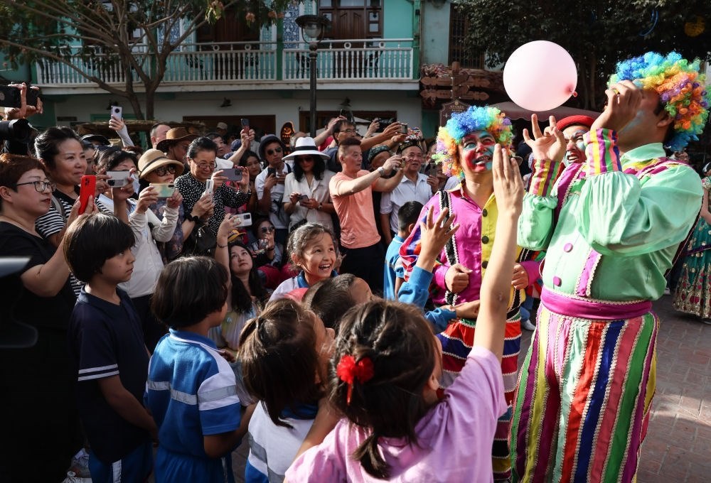 演員與小朋友在新疆喀什古城景區(qū)互動（2023年9月7日攝）。新華社記者 蘭紅光 攝