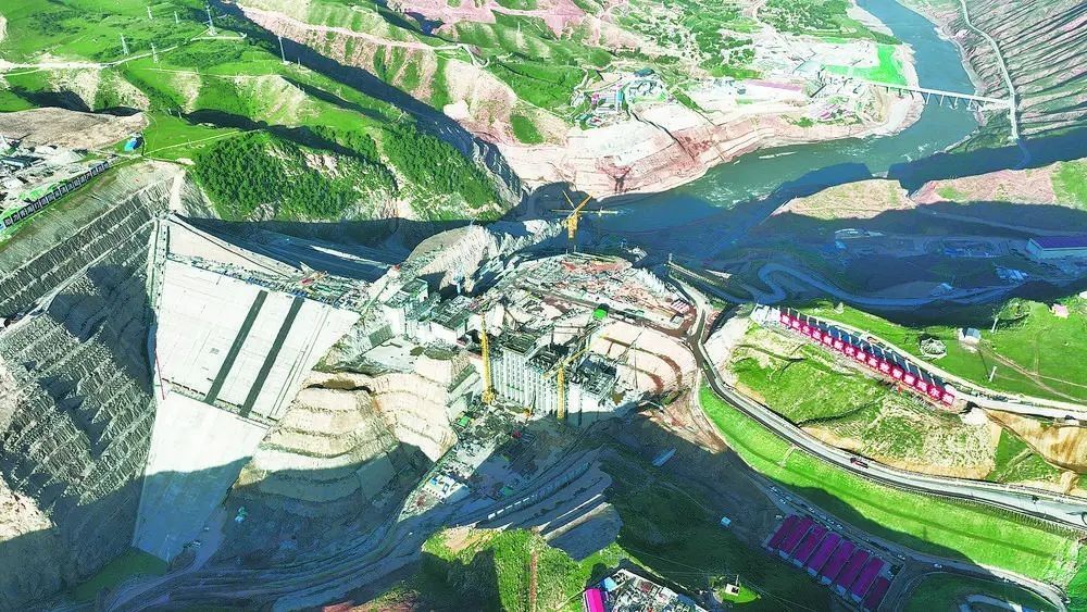 瑪爾擋水電站項(xiàng)目建設(shè)現(xiàn)場(chǎng)。國家能源集團(tuán)青?，敔枔跛娬竟﹫D