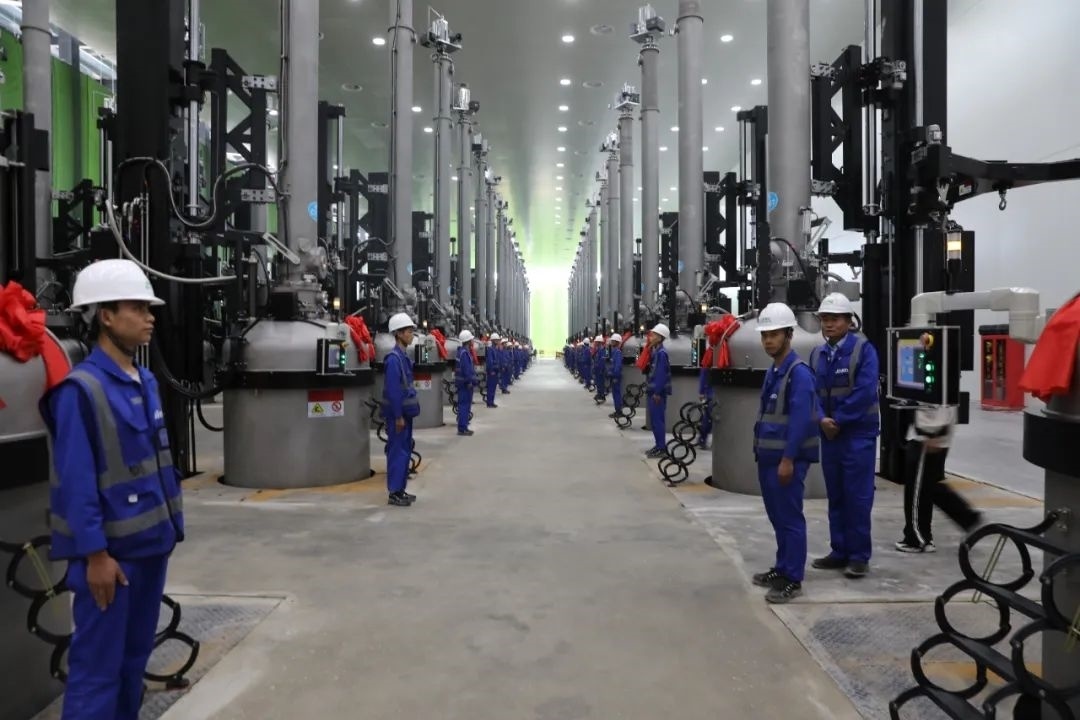 晶科能源二期20GW拉棒切方項(xiàng)目投產(chǎn)現(xiàn)場(chǎng)。南川工業(yè)園區(qū)管委會(huì)供圖