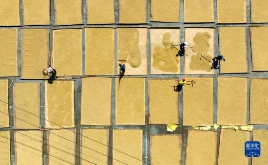 9月16日，在湖南省懷化市通道侗族自治縣萬佛山鎮(zhèn)溪上村，村民在晾曬稻谷（無人機(jī)照片）。