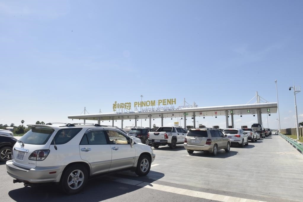 2022年11月7日，車輛在柬埔寨首都金邊的金港高速公路入口處排隊。金港高速公路連接柬埔寨首都金邊和該國最大深水海港西哈努克港。