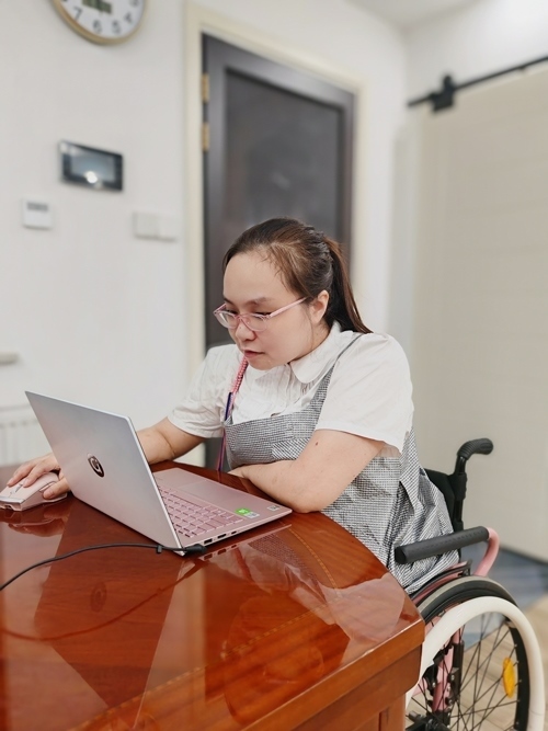 杜誠(chéng)誠(chéng)在準(zhǔn)備電影講解稿。 魏涵玉攝