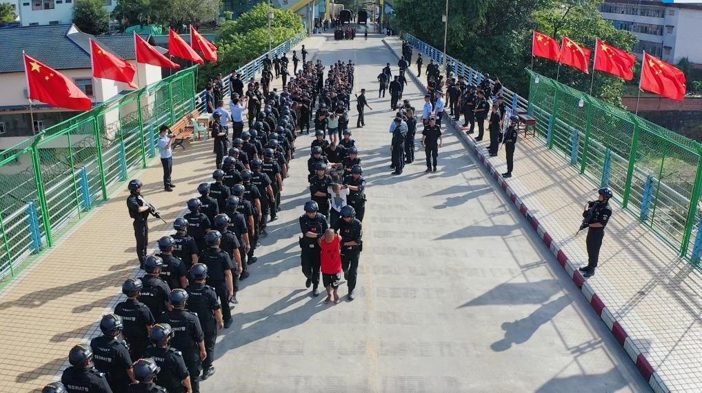 圖為涉詐犯罪嫌疑人移交我方。