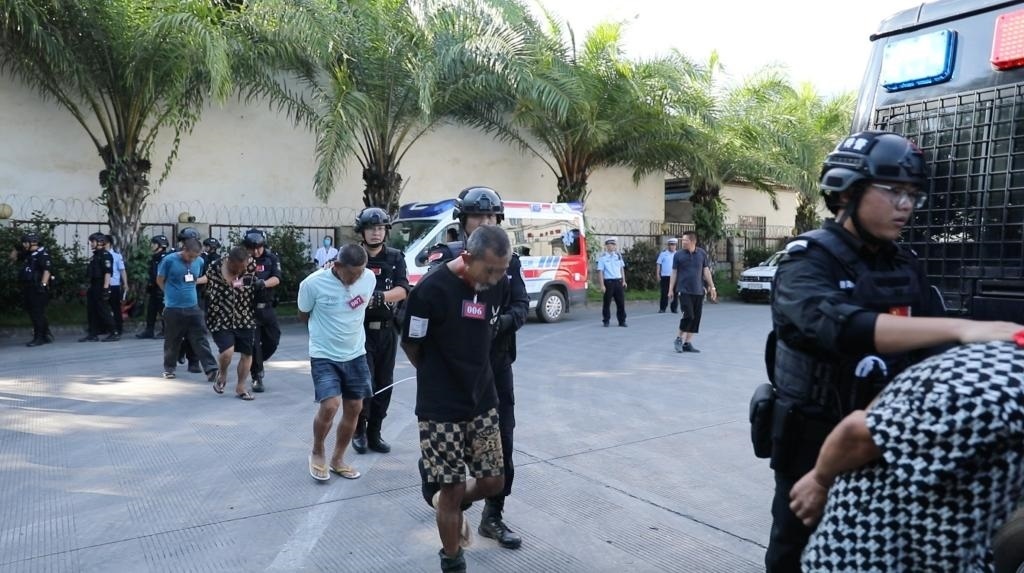 圖為涉詐犯罪嫌疑人移交我方。