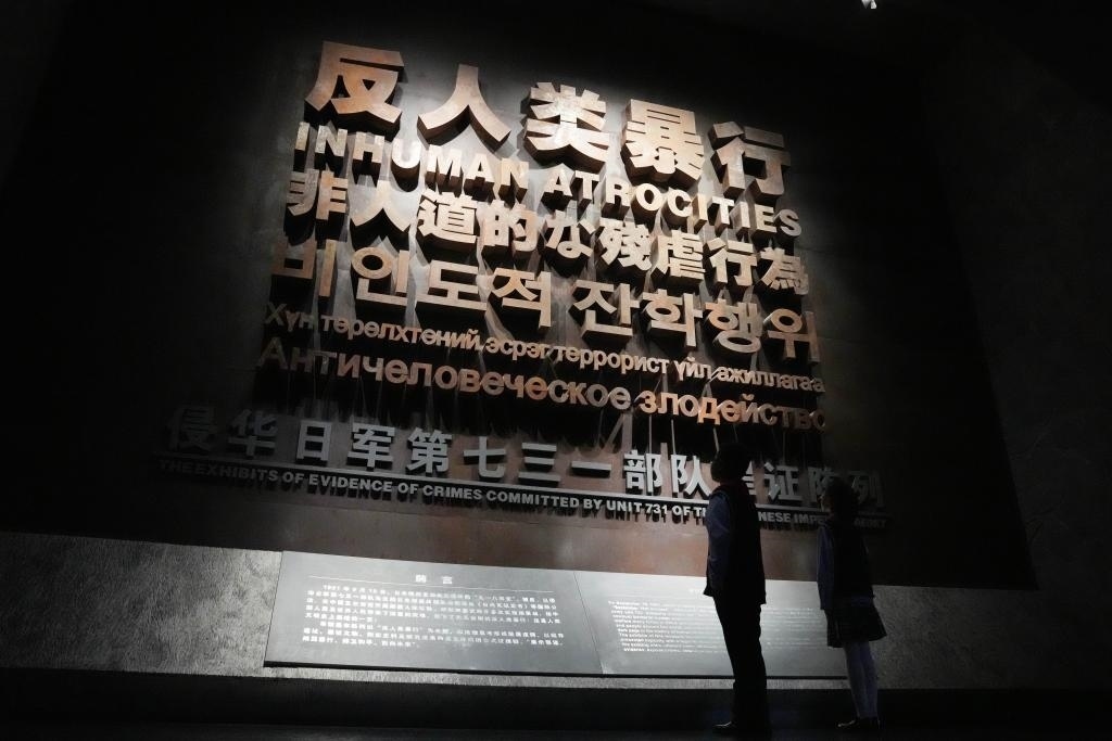 9月18日，青少年在侵華日軍第七三一部隊(duì)罪證陳列館內(nèi)參觀。新華社記者 王建威 攝