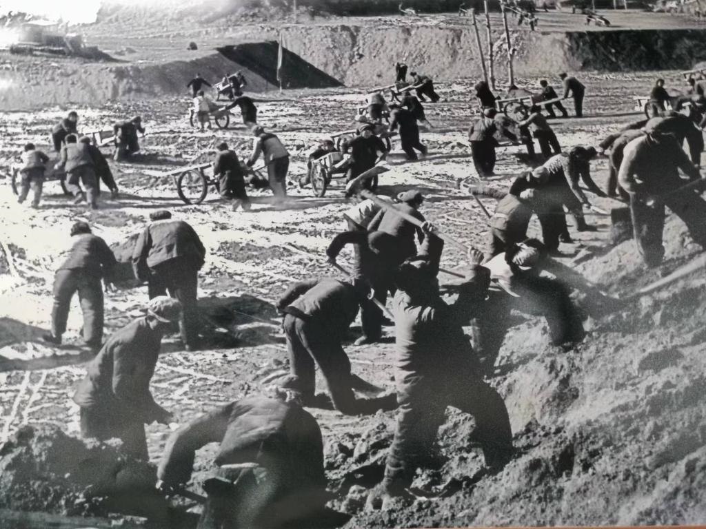 20世紀(jì)70年代，高西溝人治理水土流失場景。（資料圖片）