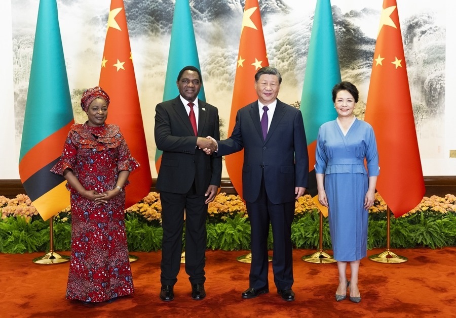 這是會談前，習(xí)近平主席和夫人彭麗媛同希奇萊馬總統(tǒng)和夫人穆廷塔合影。