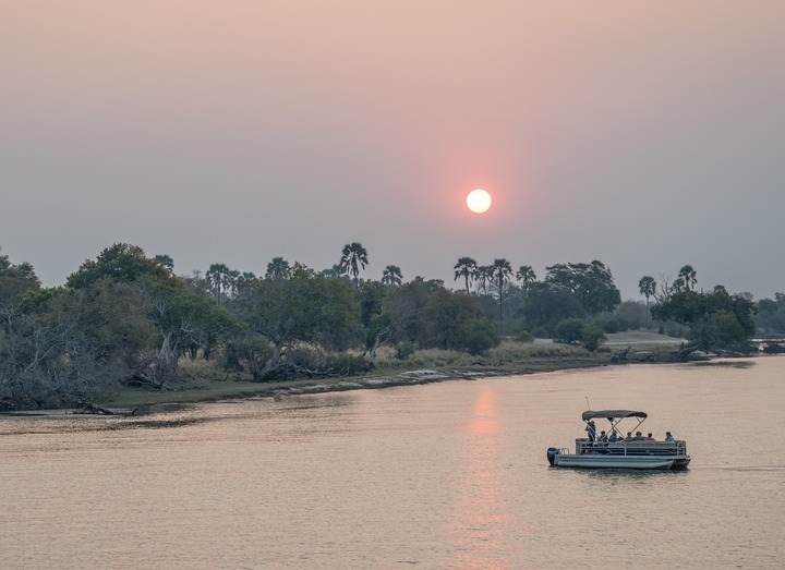 8月23日，在贊比亞拍攝的贊比西河上的游船。