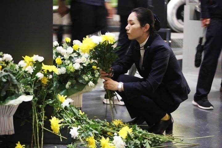 9月18日，工作人員在侵華日軍第七三一部隊(duì)罪證陳列館整理花束。新華社記者 石楓 攝