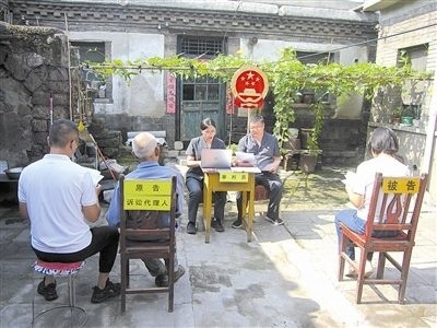 圖②：法庭在農(nóng)家小院開展巡回審判。