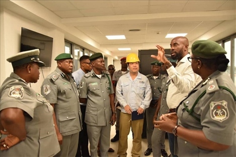 萊基港員工向海關工作人員講解掃描儀使用方法。受訪者供圖