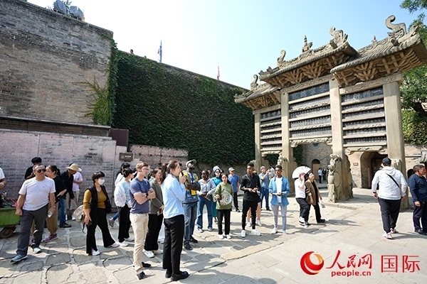 選手們認(rèn)真聆聽(tīng)導(dǎo)游講解。人民網(wǎng) 盧鵬宇攝