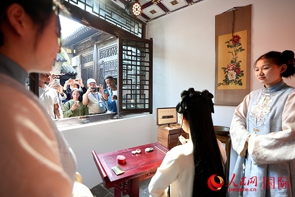 選手們觀看表演。人民網(wǎng) 盧鵬宇攝