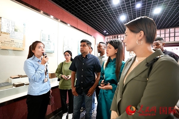 選手們認(rèn)真聆聽(tīng)導(dǎo)游講解。人民網(wǎng) 盧鵬宇攝