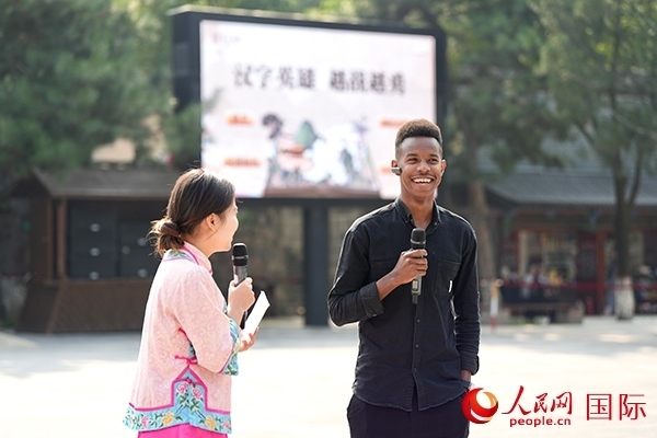 選手王安（乍得）挑戰(zhàn)“漢字英雄·越戰(zhàn)越勇”游戲。人民網(wǎng) 盧鵬宇攝